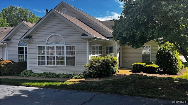 7211 Norwood Pond Ct, Midlothian, VA 23112 - view of side of property featuring a shingled roof