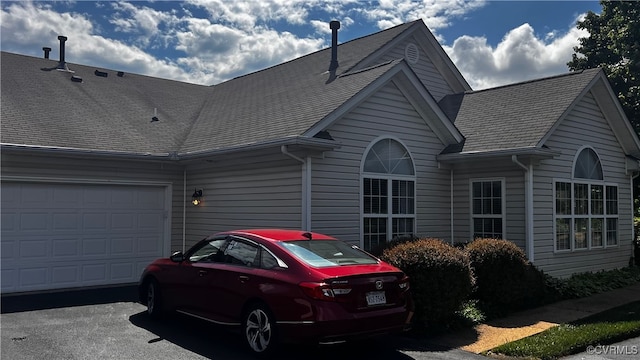 7211 Norwood Pond Ct, Midlothian, VA 23112 - view of side of home featuring an attached garage