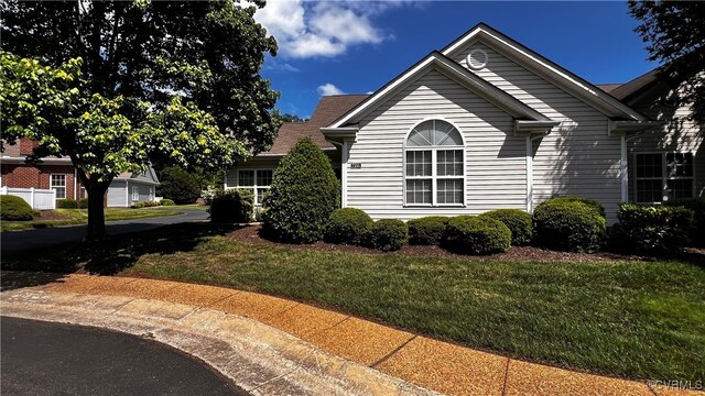 7211 Norwood Pond Ct, Midlothian, VA 23112 - view of front of home with a front yard
