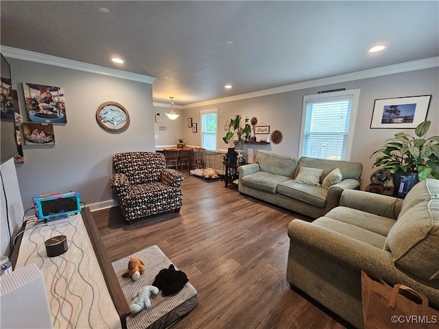 living room featuring ornamental molding, wood finished floors, recessed lighting, and baseboards