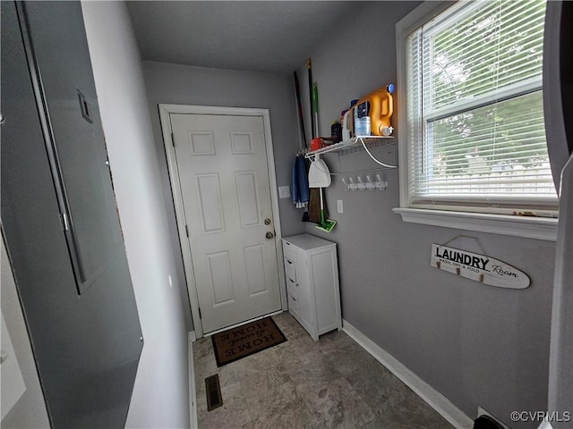 washroom featuring baseboards