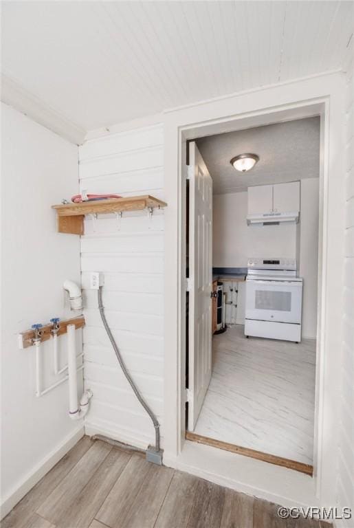 908 Rosemont Rd, Richmond, VA 23224 - laundry area featuring light wood-type flooring and baseboards