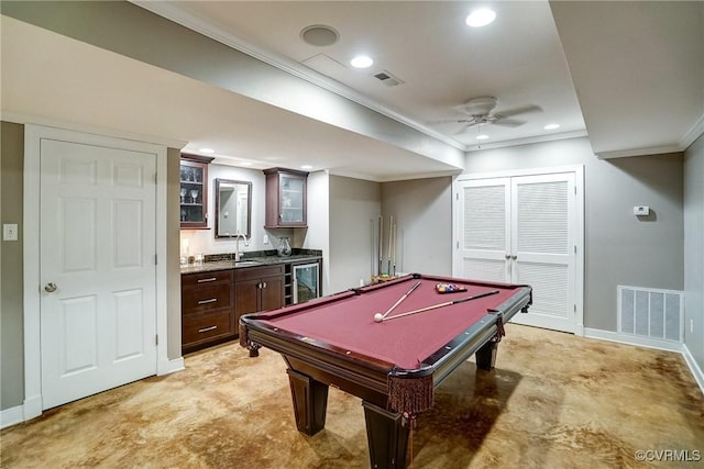 recreation room with beverage cooler, wet bar, ceiling fan, recessed lighting, and crown molding