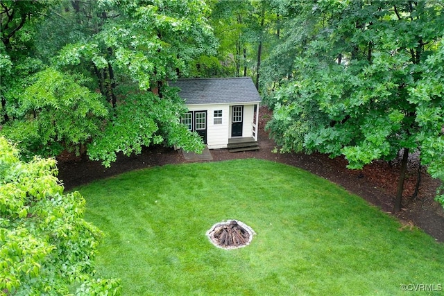 view of grassy yard with an outbuilding