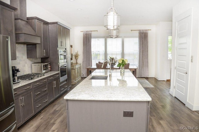 5112 Old Main St, Henrico, VA 23231 - kitchen featuring a sink, custom range hood, a kitchen island with sink, backsplash, and dark wood-style flooring