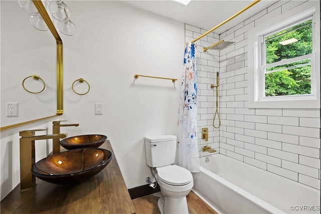 bathroom featuring wood finished floors, toilet, shower / bathtub combination with curtain, and baseboards