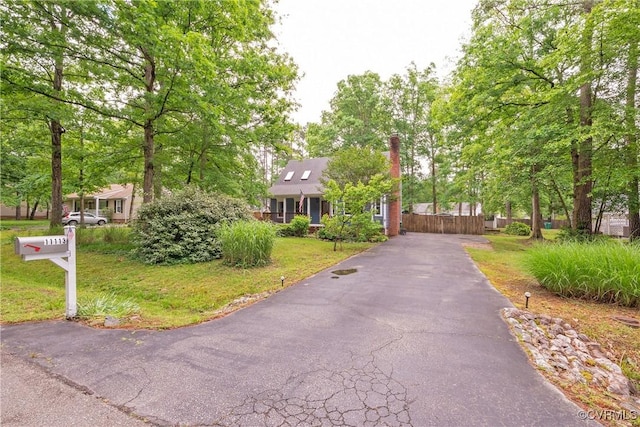 view of front facade with driveway and a front yard