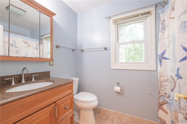 full bath with toilet, vanity, baseboards, and curtained shower