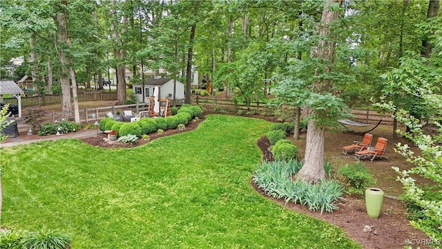 view of yard featuring an outbuilding