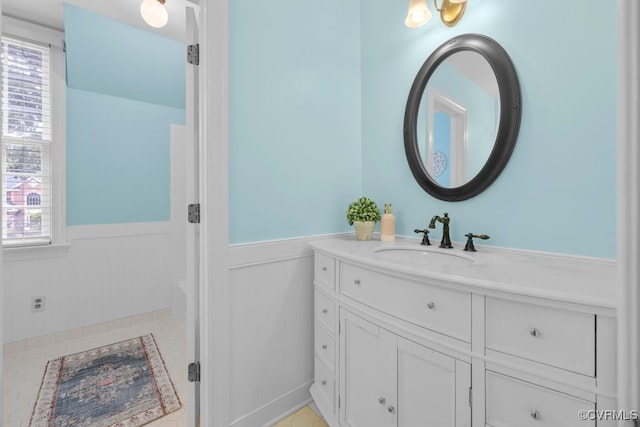 5904 Fox Crest Pl, Midlothian, VA 23112 - bathroom with wainscoting, vanity, and a bathtub