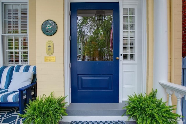 entrance to property featuring covered porch