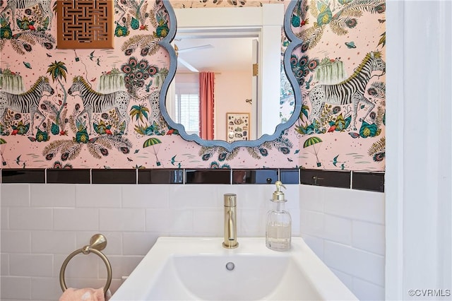 bathroom featuring a sink