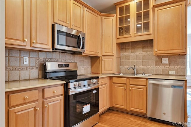 1355 Hawkins Wood Cir, Midlothian, VA 23114 - kitchen with appliances with stainless steel finishes, a sink, light countertops, light brown cabinets, and light wood finished floors