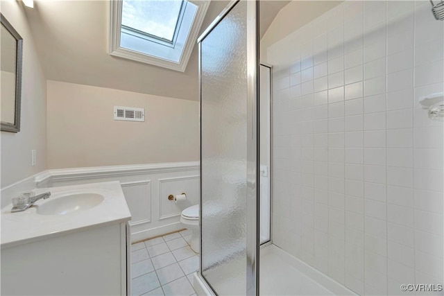 1355 Hawkins Wood Cir, Midlothian, VA 23114 - full bath featuring a stall shower, vanity, a skylight, toilet, and vaulted ceiling