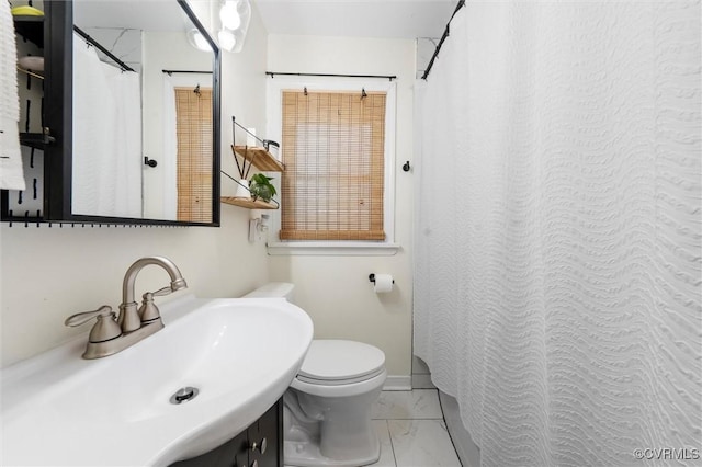full bath featuring a sink, marble finish floors, toilet, baseboards, and a shower with curtain