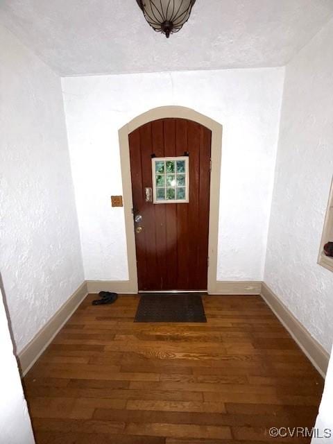 111 Jefferson St, Emporia, VA 23847 - entrance foyer featuring arched walkways, wood finished floors, baseboards, and a textured wall