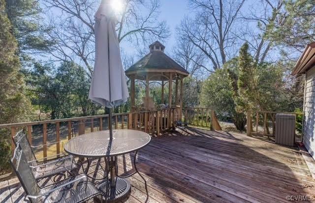111 Jefferson St, Emporia, VA 23847 - deck with outdoor dining space