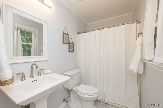 9830 Knobs Hill Ln, Amelia Courthouse, VA 23002 - full bath with ornamental molding, a sink, toilet, and curtained shower