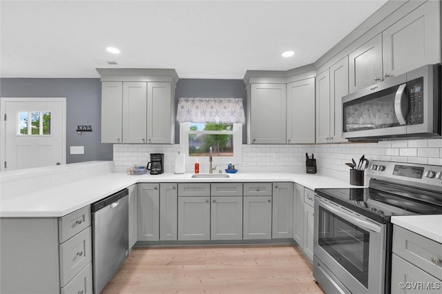 686 Shore Dr, Hartfield, VA 23071 - kitchen featuring stainless steel appliances, gray cabinets, a sink, a peninsula, and recessed lighting