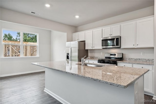 7013 Greenholm Pl, Chesterfield, VA 23234 - kitchen featuring stainless steel appliances, a sink, baseboards, white cabinets, and a center island with sink