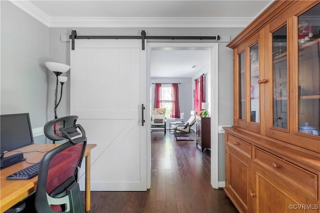 home office featuring dark wood-type flooring, crown molding, a barn door, and baseboards