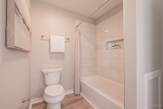 8282 Briarthorn Ct, Mechanicsville, VA 23116 - full bath featuring wood finished floors, baseboards, toilet, and shower / tub combo