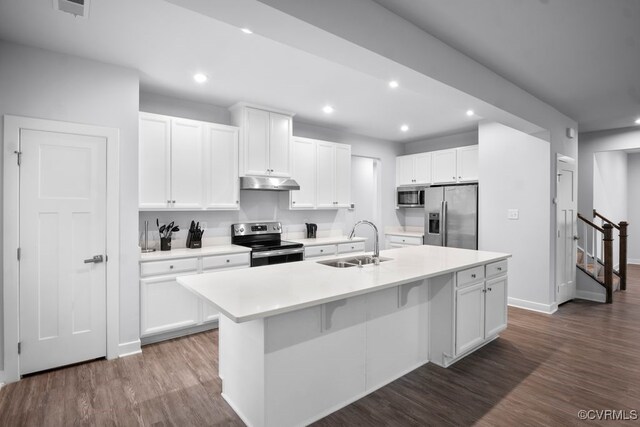 8136 Fedora Dr, Chesterfield, VA 23838 - kitchen with appliances with stainless steel finishes, a sink, under cabinet range hood, an island with sink, and white cabinetry
