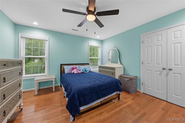 bedroom featuring wood finished floors, ceiling fan, a closet, baseboards, and recessed lighting