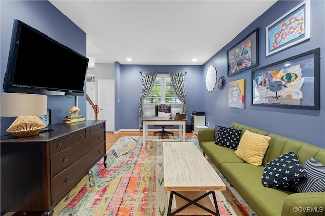 living room featuring light wood finished floors, recessed lighting, and baseboards