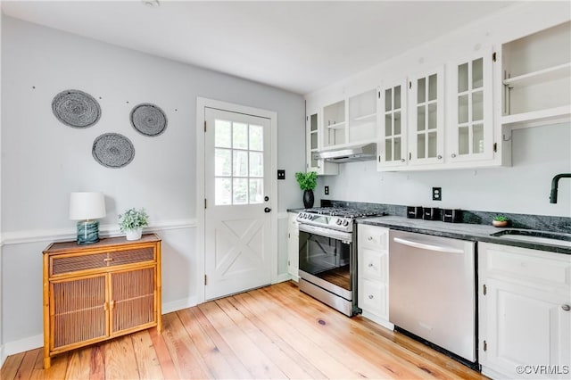 5905 Willow Creek Way, Richmond, VA 23225 - kitchen featuring stainless steel appliances, a sink, open shelves, dark countertops, and light wood finished floors