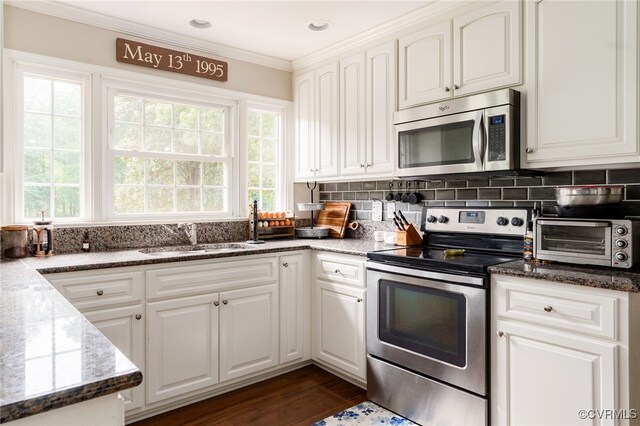 12387 Hanover Courthouse Rd, Hanover, VA 23069 - kitchen featuring stainless steel appliances, a sink, crown molding, tasteful backsplash, and white cabinetry