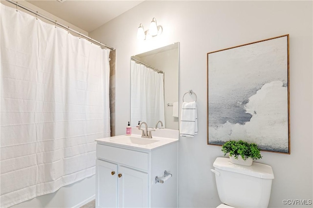 1900 Roseneath Rd Unit 9A, Richmond, VA 23230 - full bathroom featuring toilet, vanity, and shower / bath combination with curtain