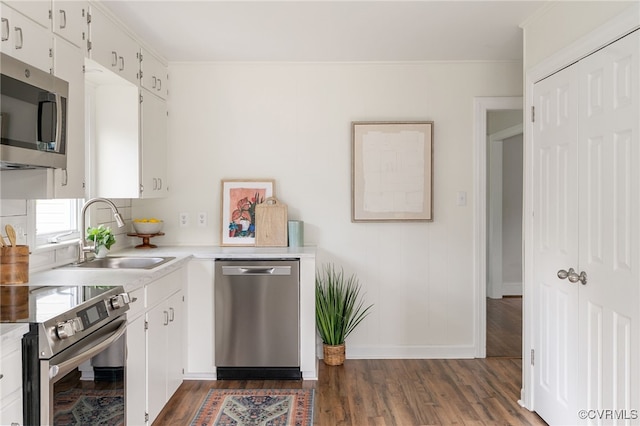 701 Nottoway Ave, Blackstone, VA 23824 - kitchen with stainless steel appliances, a sink, dark wood finished floors, light countertops, and baseboards