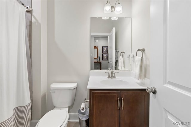 full bath with toilet, vanity, and curtained shower