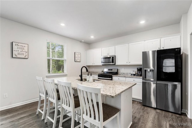 7007 Batten Ct, Chesterfield, VA 23234 - kitchen featuring stainless steel appliances, a sink, a kitchen island with sink, dark wood finished floors, and recessed lighting