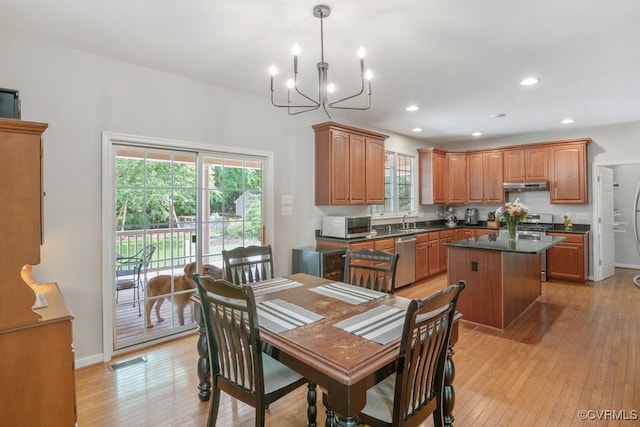 dining room featuring a chandelier, light wood-style floors, recessed lighting, and baseboards