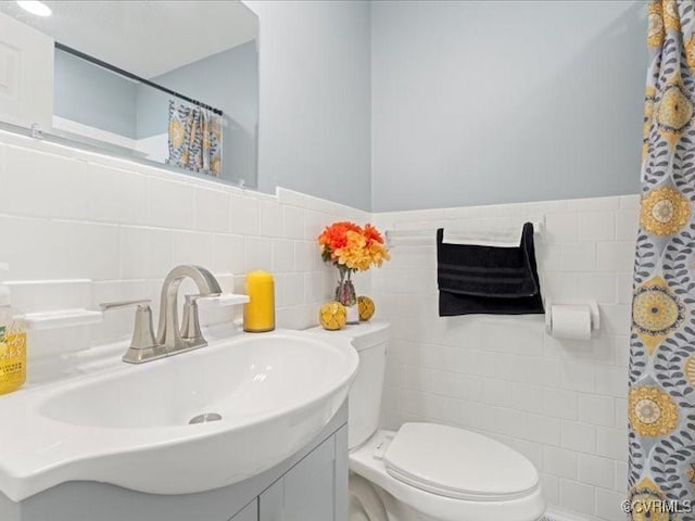 2519 Deerfield Dr, Petersburg, VA 23805 - full bathroom with toilet, tile walls, vanity, and a shower with curtain