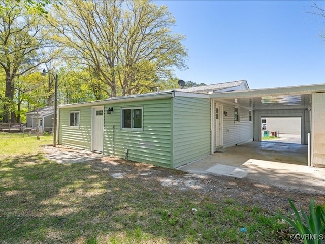 2519 Deerfield Dr, Petersburg, VA 23805 - garage featuring a carport