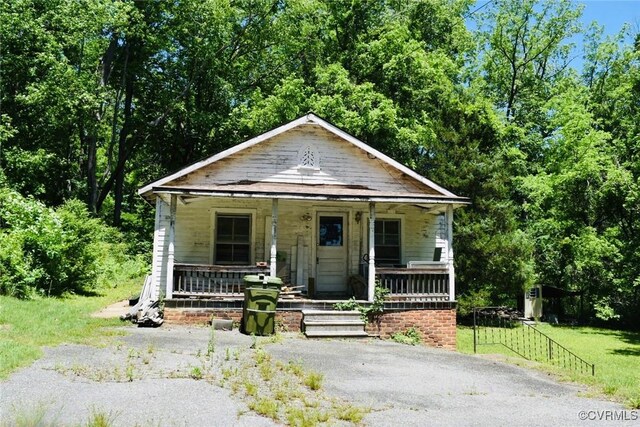 1006 N Main St, Farmville, VA 23901 - bungalow with covered porch and a front lawn