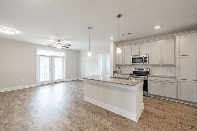 10530 Stony Bluff Dr Unit 305, Ashland, VA 23005 - kitchen with appliances with stainless steel finishes, a sink, ceiling fan, wood finished floors, and baseboards