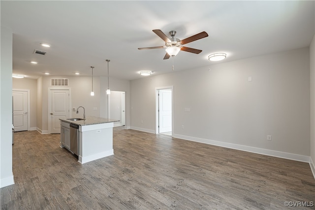 10530 Stony Bluff Dr Unit 305, Ashland, VA 23005 - kitchen featuring a sink, ceiling fan, an island with sink, wood finished floors, and baseboards