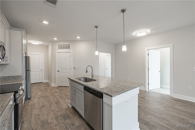 10530 Stony Bluff Dr Unit 305, Ashland, VA 23005 - kitchen featuring a sink, stainless steel appliances, dark wood-type flooring, baseboards, and recessed lighting