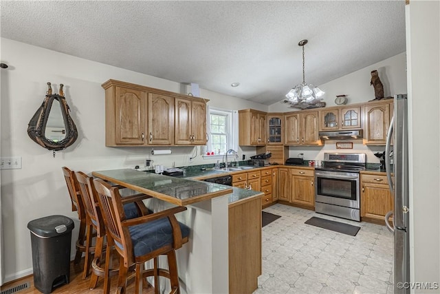 17063 Moores Mill Rd, Ruther Glen, VA 22546 - kitchen with stainless steel appliances, under cabinet range hood, a peninsula, a sink, and a breakfast bar