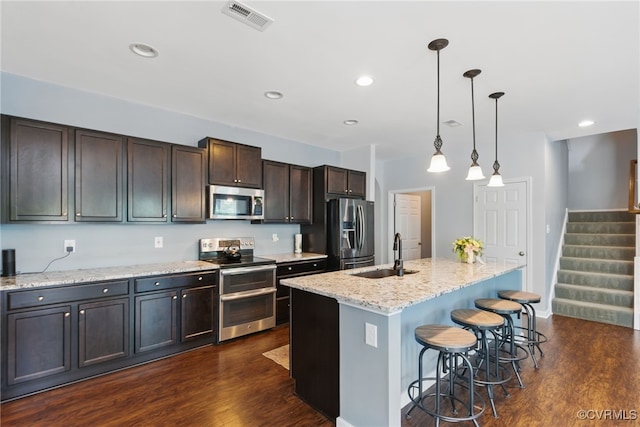 13524 Thomaswoods Ln, Ashland, VA 23005 - kitchen featuring stainless steel appliances, a sink, dark wood-style floors, a breakfast bar, and recessed lighting