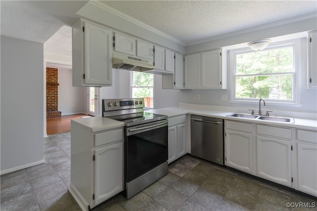 10002 Laurel Lakes Dr, Glen Allen, VA 23060 - kitchen featuring stainless steel appliances, under cabinet range hood, a sink, a textured ceiling, and light countertops