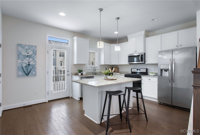 5200 Gower Pl, Glen Allen, VA 23059 - kitchen with stainless steel appliances, white cabinetry, a kitchen island, a kitchen breakfast bar, and recessed lighting