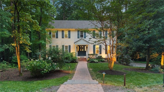 colonial house featuring a front yard