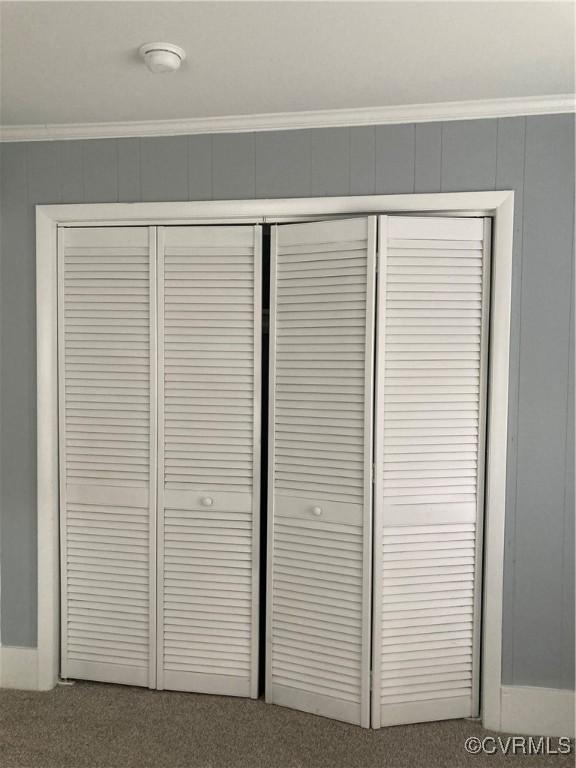 2517 Myron Ave, Chesterfield, VA 23237 - detailed view of carpet floors, crown molding, and a smoke detector