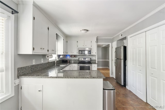 2207 Turtle Hill Cir, Midlothian, VA 23112 - kitchen with appliances with stainless steel finishes, a sink, a peninsula, dark stone counters, and white cabinetry