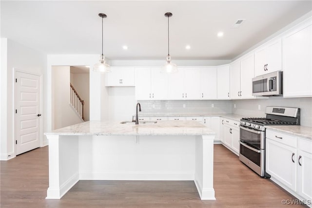 18713 Palisades Cove Trl, Moseley, VA 23120 - kitchen featuring appliances with stainless steel finishes, backsplash, an island with sink, light wood-style floors, and recessed lighting